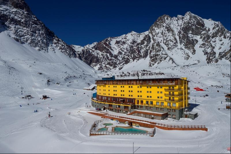 Cedida/ADComunicação: Estação de esqui mais antiga da América Latina, Portillo celebra sete décadas: A tranquilizante paisagem dos Andes, com a beleza da Laguna del Inca, que fica bem em frente à estação